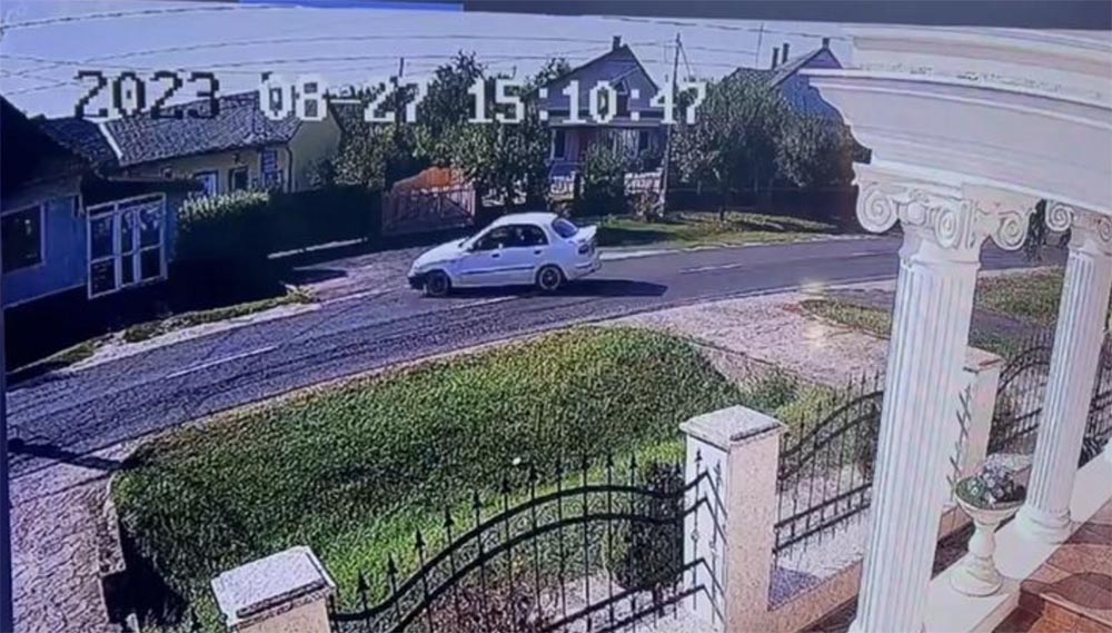 Videón, ahogy megcsúszik, majd villanyoszlopnak csapódik