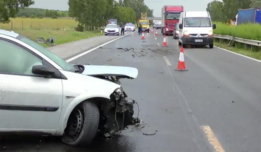 VIDEÓ: Kamionnal csapódtak, egy 5 éves gyermek is megsérült