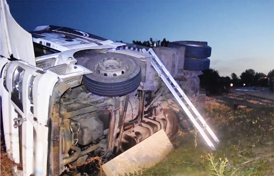 VIDEÓ: Felborultak a zöldségszállítóval, barátnője meghalt. Részeg volt a sofőr