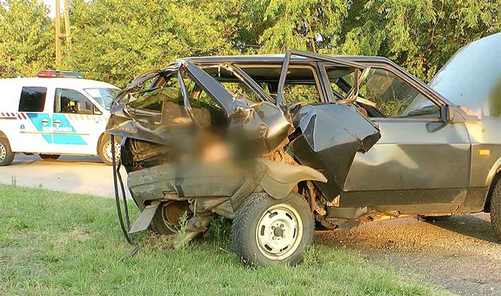 VIDEÓ: Rommá tört a Lada Samara hátulja. Idős házaspár szorult a roncsok közé