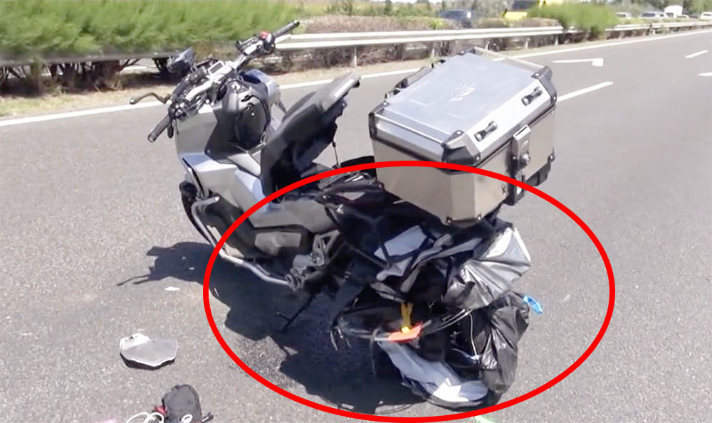 VIDEÓ: Menet közben kinyíló sátor okozhatta a motoros halálát az M7-esen