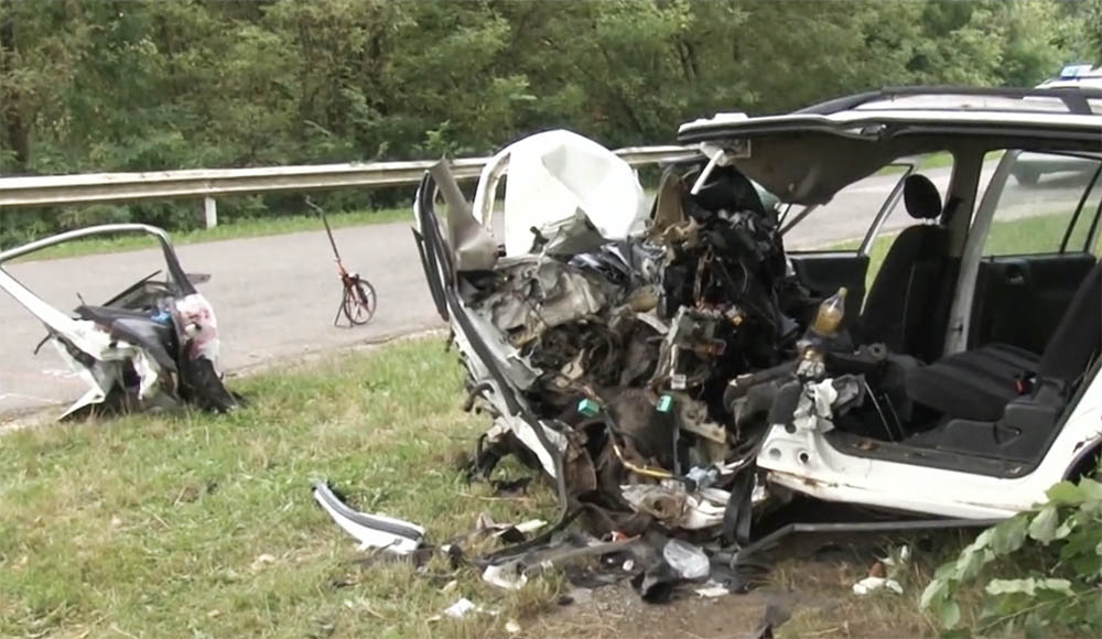 VIDEÓ: Fának csapódott autójával a kanyarban. Meghalt