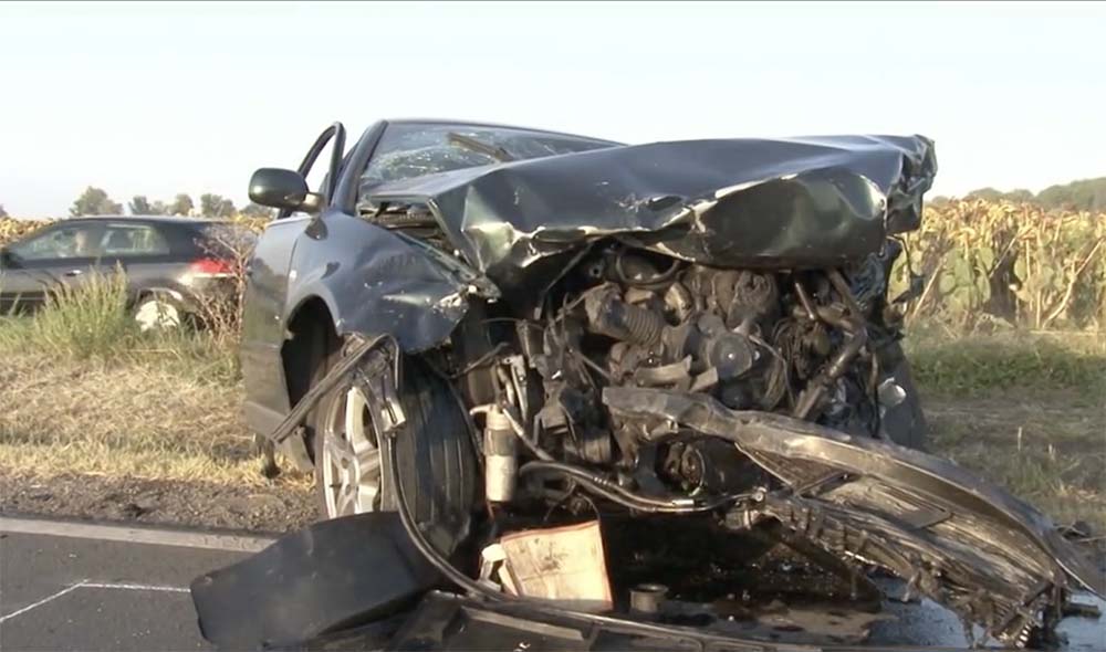 VIDEÓ: Feleségével és 4 éves unokájával utaztak, amikor egy autós szemből áttért a sávjukba