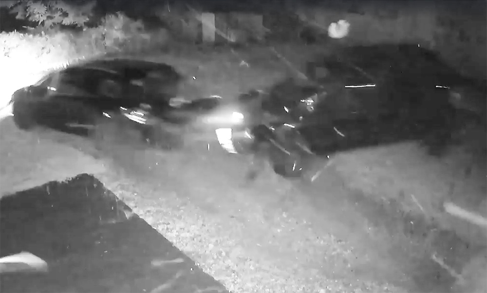 VIDEÓ: Részegen szakította át a kerítést és csapódott az udvarba