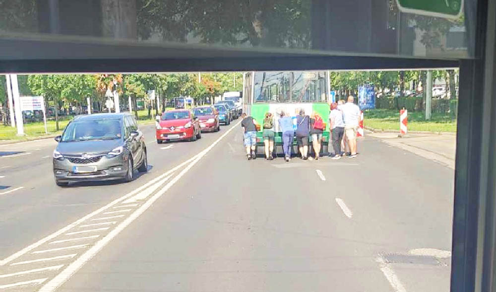 Nem estek kétségbe a szegedi troli utasai! Tolni kezdték a veszteglő járművet
