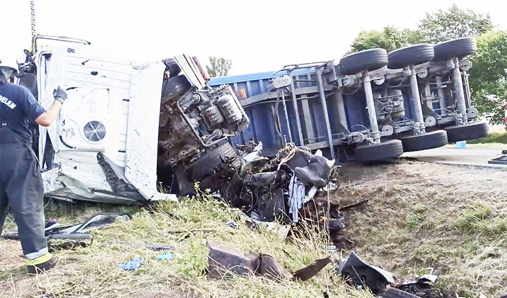 VIDEÓ: Döbbenten nézték a tűzoltók a roncsokat és a szertefoszlott életeket