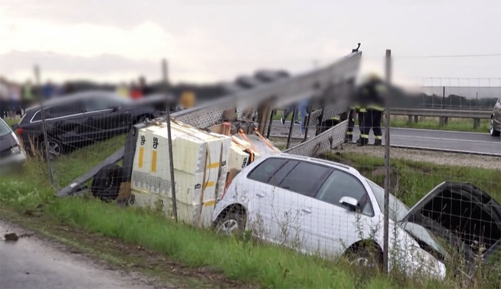 VIDEÓ: Tömegkarambol – Megállt segíteni, többen belerohantak