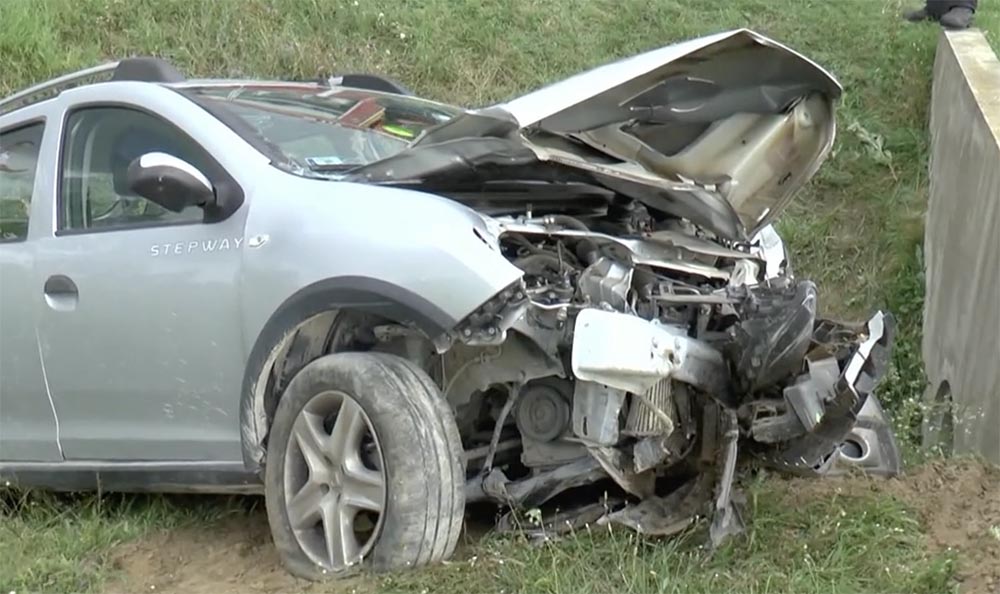 VIDEÓ: Traktor és kamion tarolta le majdnem, végül egy árokba csapódott