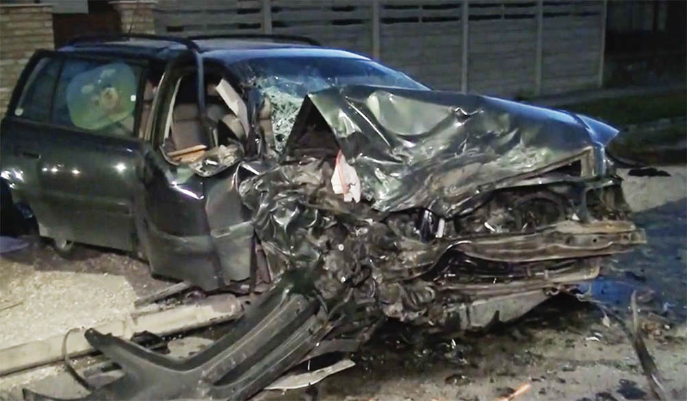 VIDEÓ: Hátrafordulhatott a gyerekekhez, ekkor történhetett a frontális baleset
