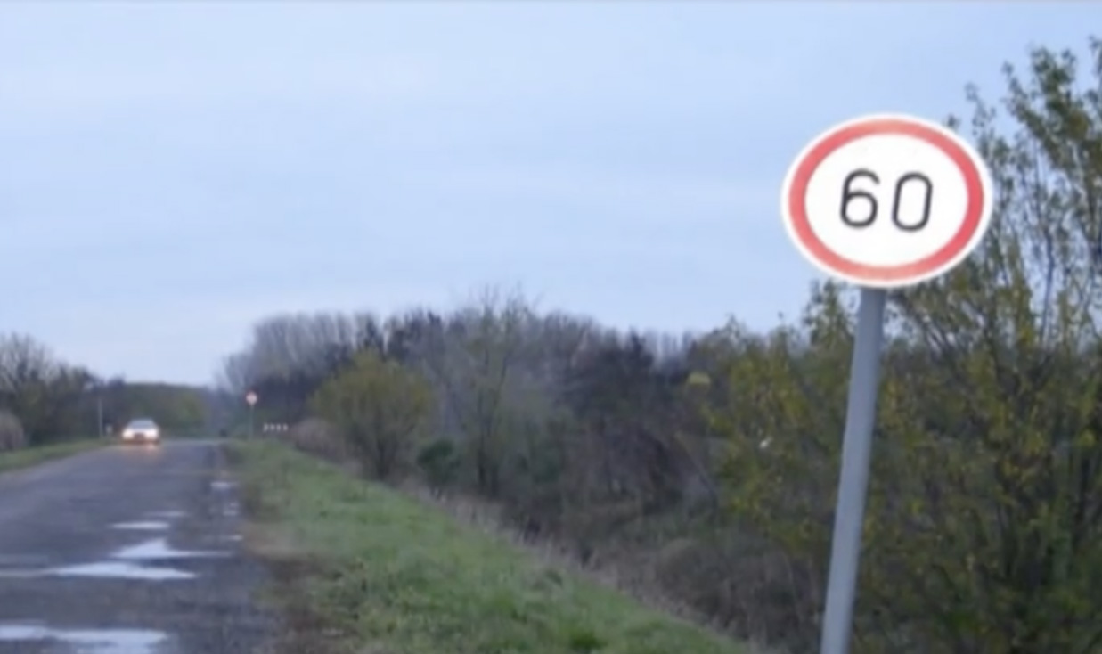 VIDEÓ: Disznótorhoz kellett nekik a 60-as tábla. Ellopták, de elkapták őket