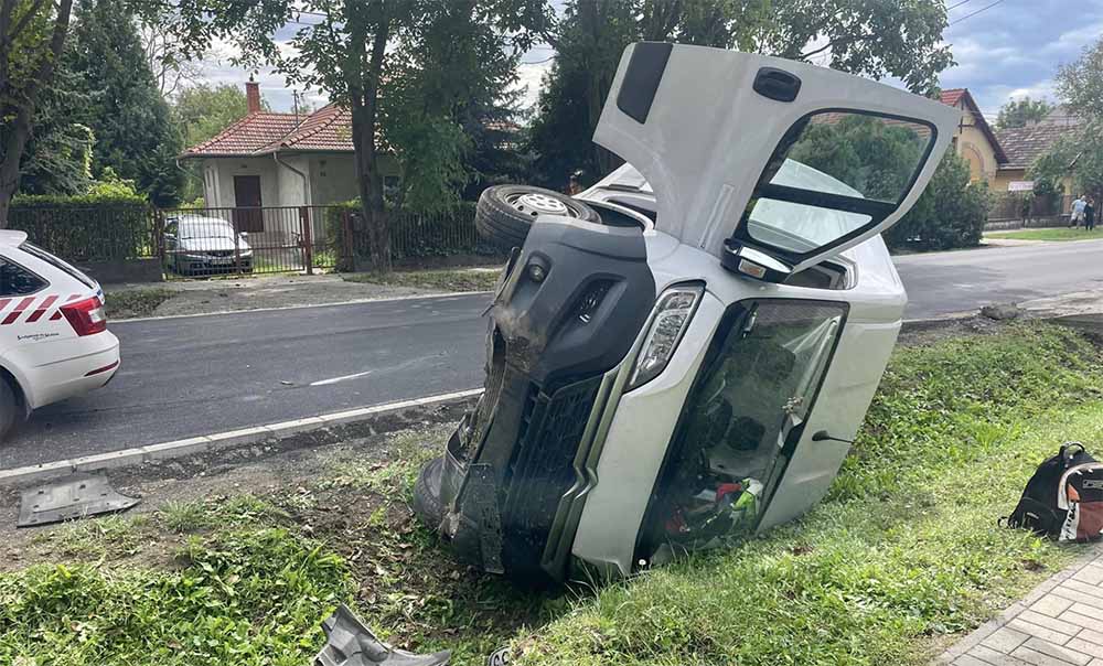 FOTÓK: Beszakadt csatornafedél okozott súlyos balesetet Pátyon