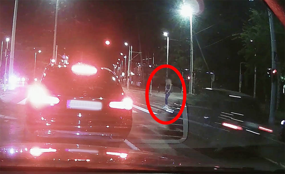VIDEÓ: Ámokfutó sofőrről készített felvételt egy fedélzeti kamera