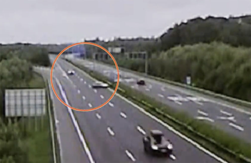 VIDEÓ: Gyorsítósávból az M7-es szembejövő oldalára. Neki sikerült
