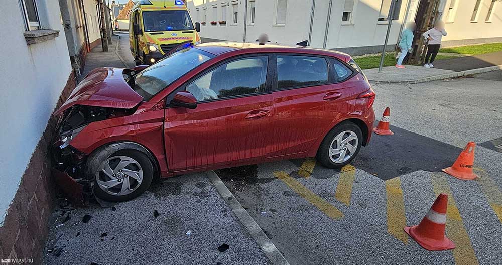 Padlógázzal, alacsony sebességfokozatban hajtott a házfalnak az ittas nő Kőszegen