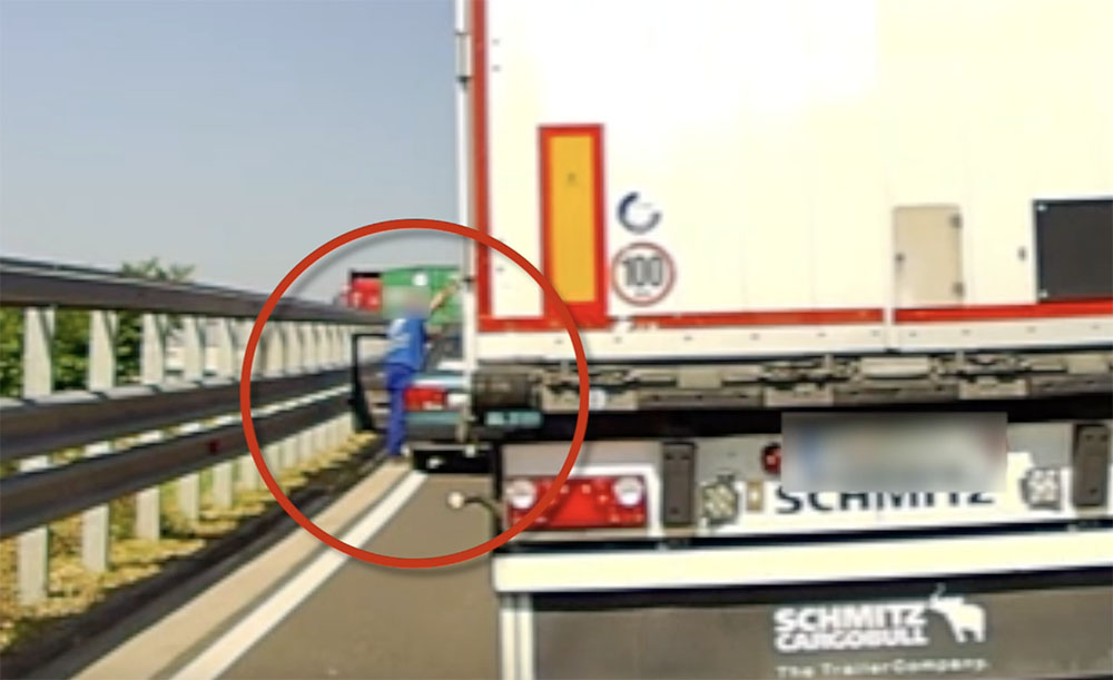 VIDEÓ: Igazságosztót játszott a kamionos. A suzukis kiszállt helyretenni, de folytatódott a leckéztetés