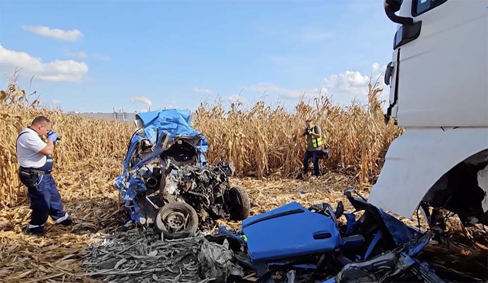 VIDEÓ: Anya és kisgyereke halt meg. Egy kavicsot szállító teherautóval ütköztek frontálisan