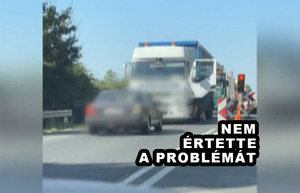 Videón az összezavarodott sofőr. Percekig állt rossz helyen a pirosnál