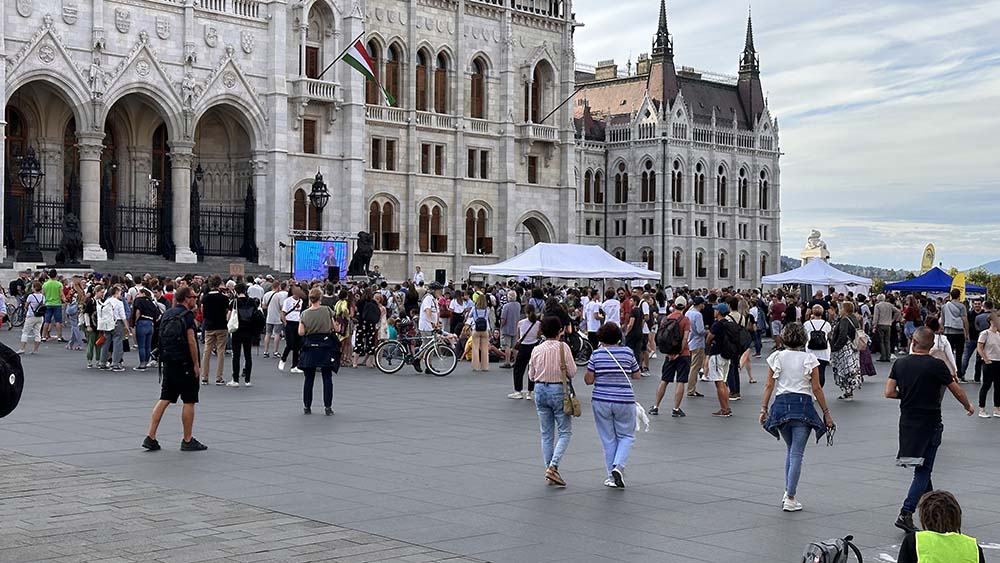 Megmozdulás a Kossuth Lajos téren. Tanárokkal szolidarító autósfelvonulást tartott pénteken mintegy száz aktivista