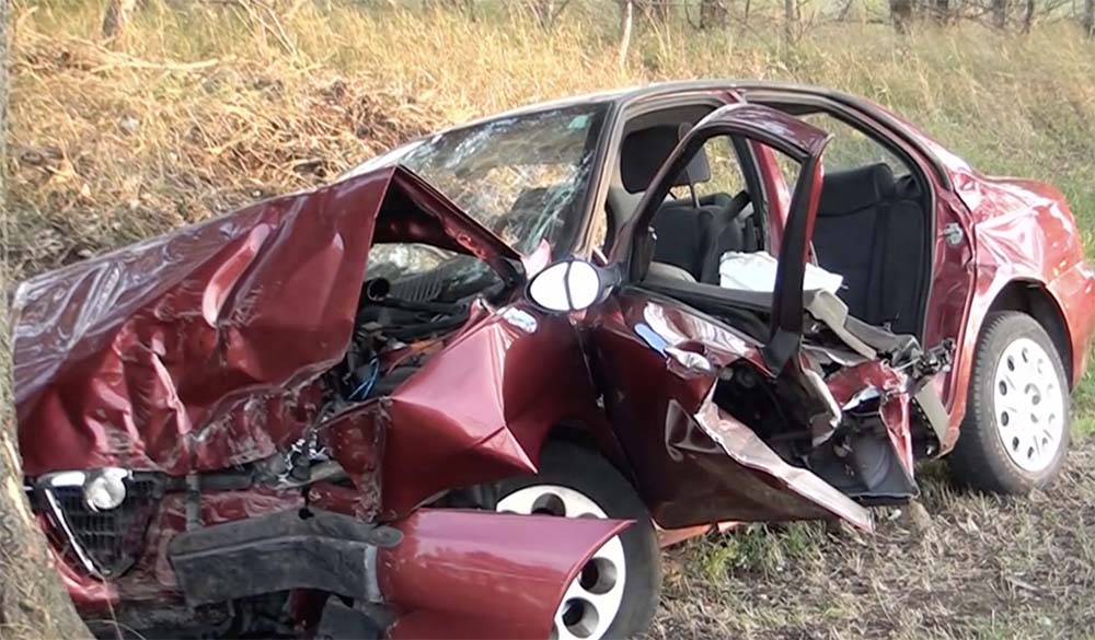 Hatalmas sebességgel lesodródott az útról és fának csapódott egy autó Ceglédnél
