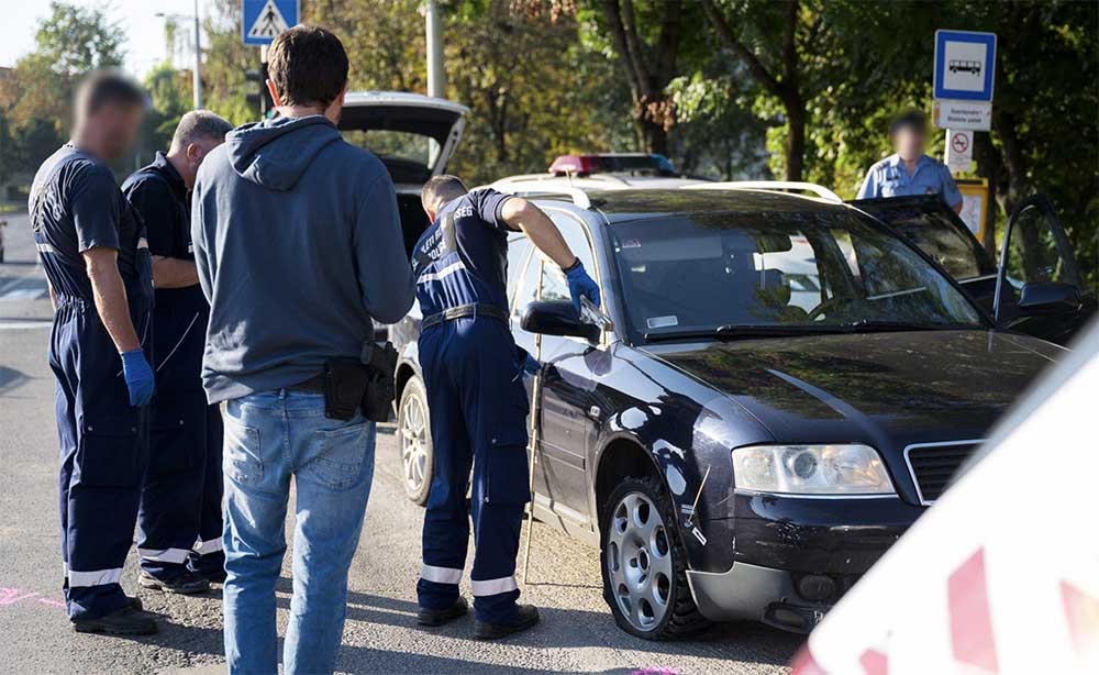 VIDEÓ: Háromszor lőttek rá az Audira a rendőrök