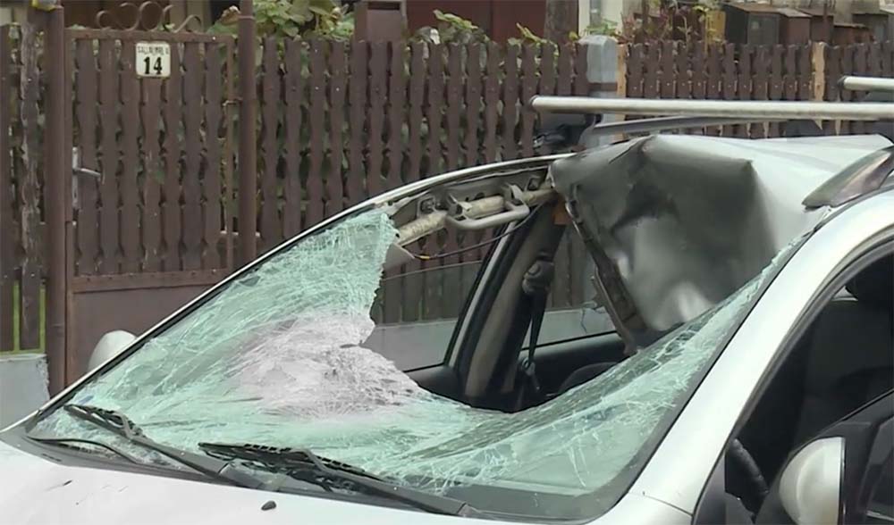 VIDEÓ: Rollerest gázolt el egy autós Balassagyarmaton. Újra kellett éleszteni