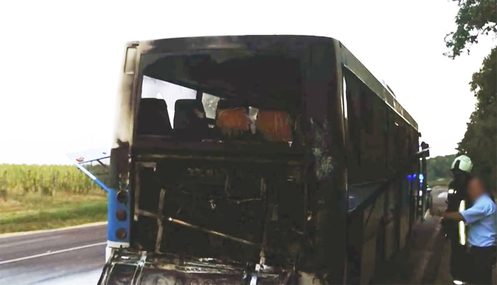 VIDEÓ: Menetrendszerinti busz gyulladt ki. Utasok is voltak rajta