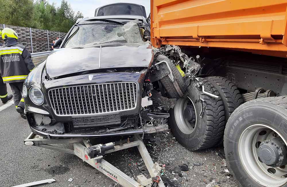 FOTÓK: Összetört a 80 milliós luxusautó is, mert elszabadult egy tréler