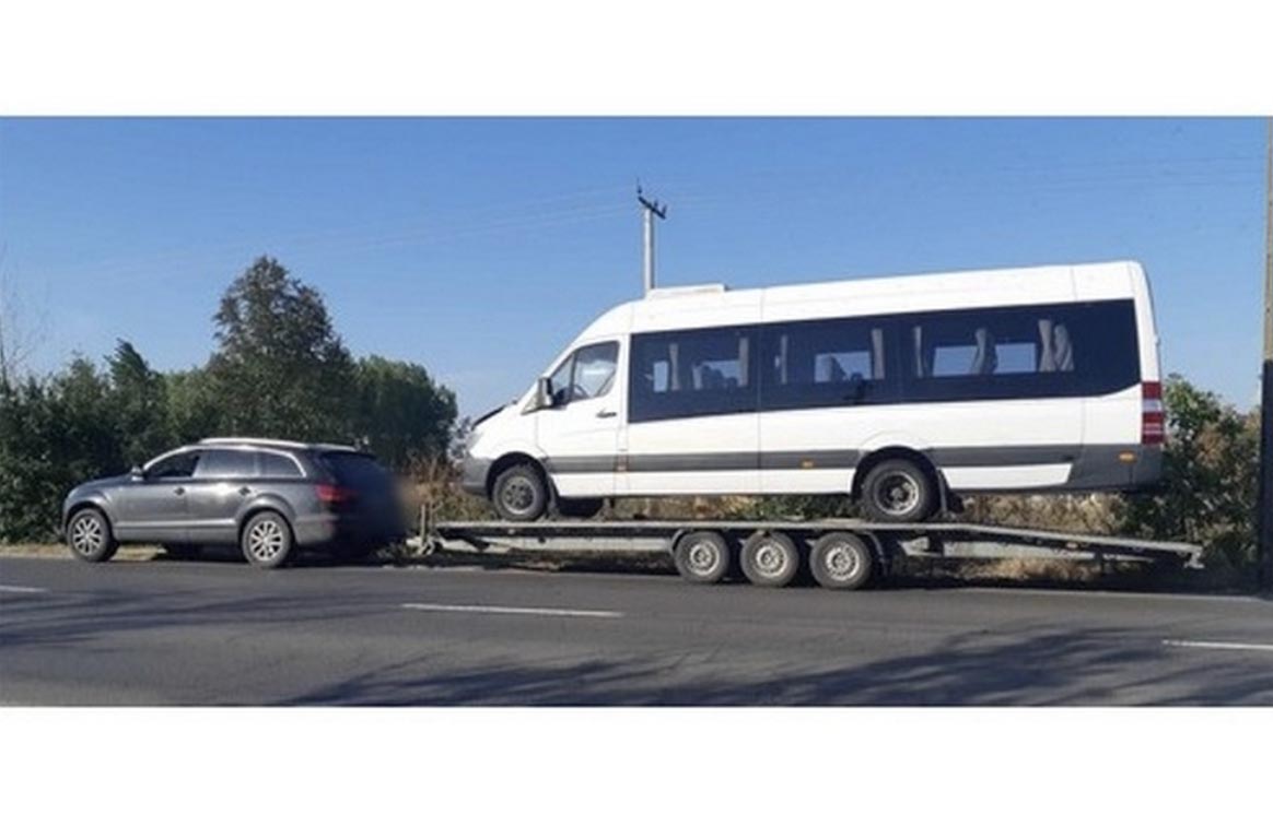 Nem volt feltűnésmentes az eltörpült Audi Q7 a kisbuszhoz képest. Kiszúrták a rendőrök, ennyire büntették őket