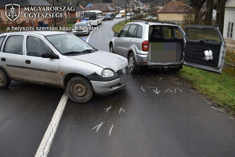 Veszélyes helyen megálltak pakolni, majd jött egy autó, ami nekiment a kocsijuknak. Egyikük a két autó közé szorult