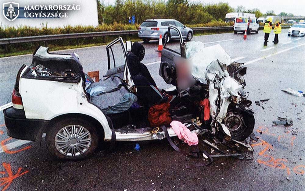 FOTÓK: Barátja meghalt, az egyik utas még mindig kómában van. Figyelmetlen volt a sofőr