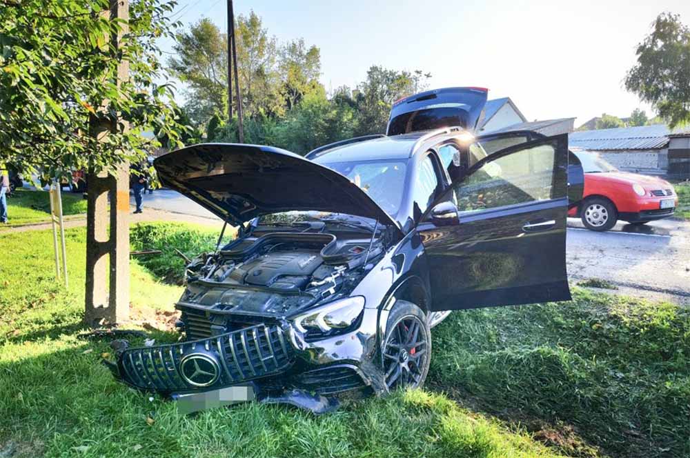 Friss jogsival vezette a luxusautót, amivel villanyoszlopnak csapódott egy fiatal Salköveskúton