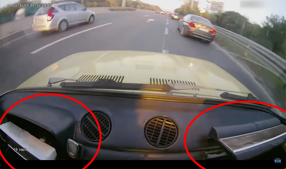 VIDEÓ: Akkorát kapott hátulról a Zsiga, hogy még a műszerfal is kiesett
