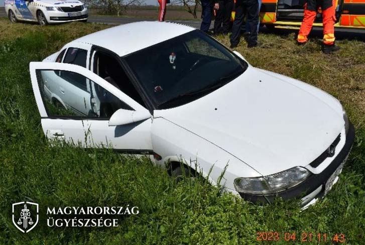 Árokba kényszerítette autóstársát előzésével, majd aljas módon továbbhajtott