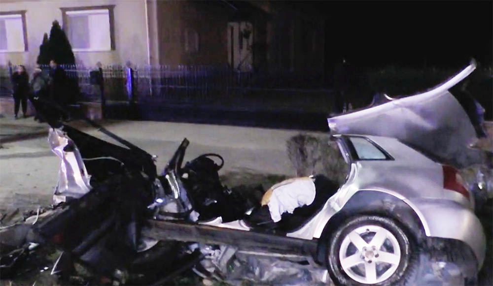 A sofőr és utasa is meghalt. Túl gyorsan hajtott, árokba csapódtak