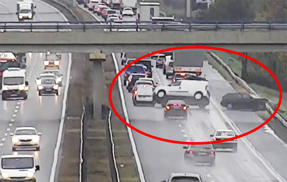 Akkora balesetet okozott az M3-ason egy figyelmetlen sofőr, hogy leesett az állunk