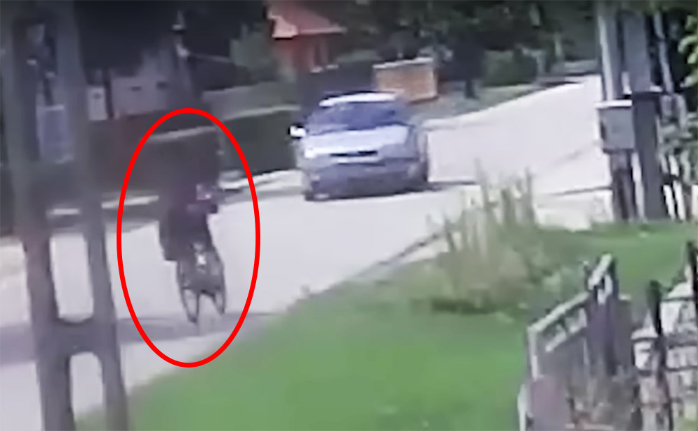 Szétszóródó apró miatt fékezés nélkül gázolta el a biciklist – VIDEÓ