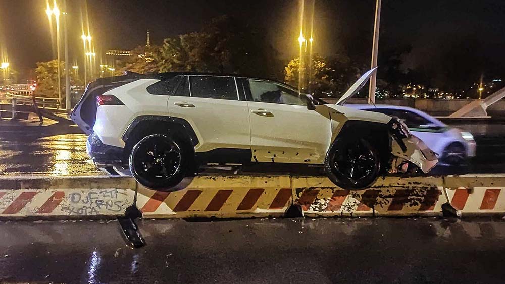 Beton terelőelemekre hajtott az éjjel egy Toyota az Erzsébet híd budai hídfőjénél