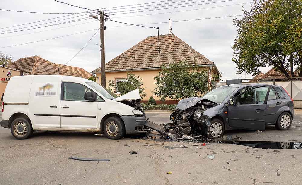 A kanyarodni készülő kocsi sofőrje a helyszínen életét vesztette – FOTÓK