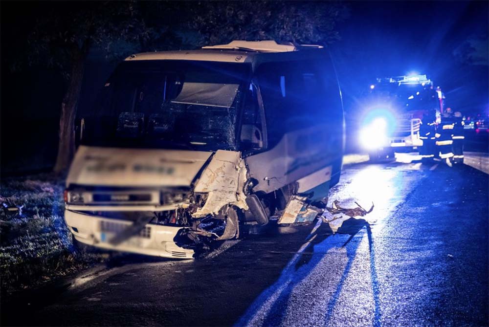 Gyerekekkel teli kisbusz karambolozott. A sofőr meghalt
