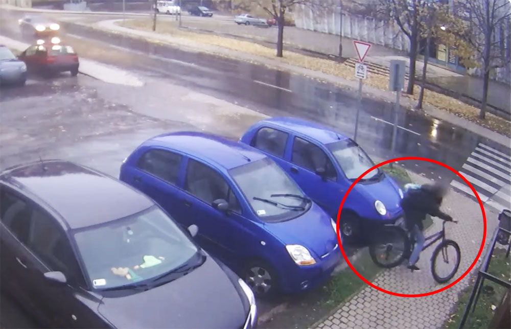Térfigyelő rögzítette a kiskorú elgázolását. A gyalogátkelőn ment volna át, tolva a kerékpárt