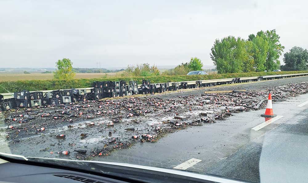 Kőbányai sörben fürdette meg egy teherautó az M3-ast – FOTÓK