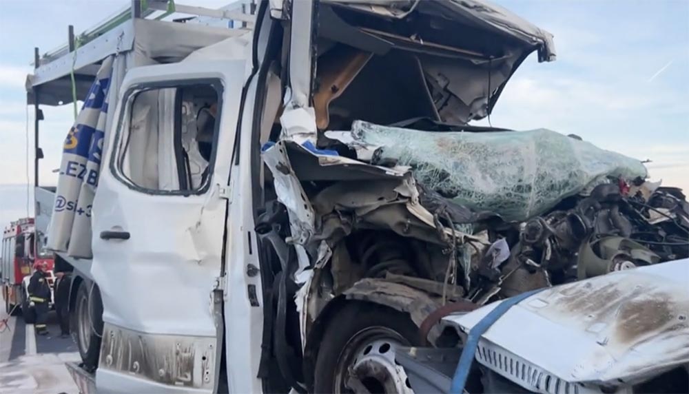 VIDEÓ: Kamion pótkocsijába csapódott az M1-es autópályán. Azonnal meghalt a jármű utasa