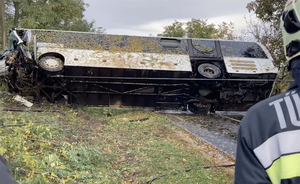 Buszbaleset Fejér megyében – húsz utast csak feszítővágóval tudtak kiszabadítani