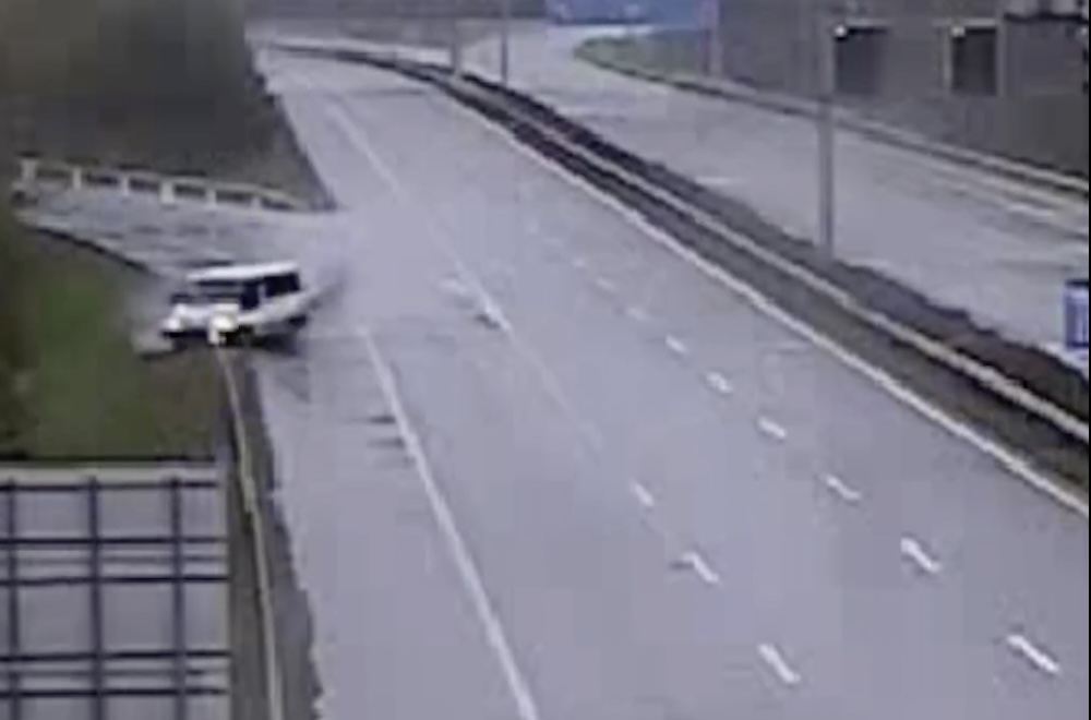 Videón az aquaplaning jelenség