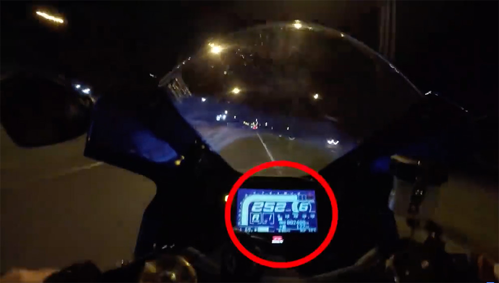 Saját balesetét örökítette meg egy száguldó motoros – VIDEÓ