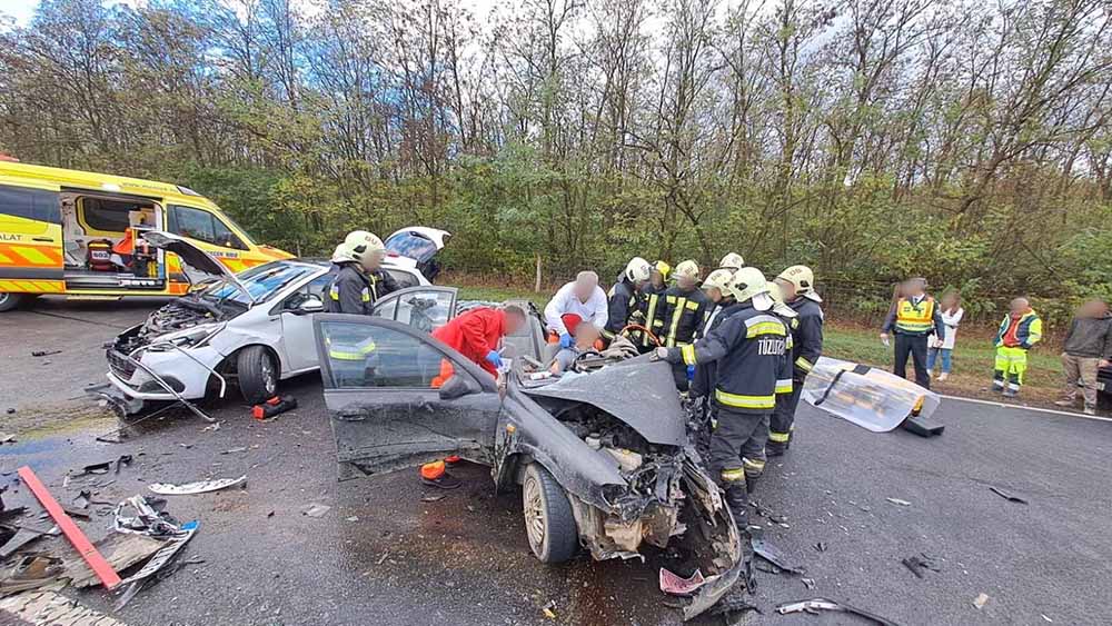 Hatalmas karambol történt Bocskaikertnél, egy embert feszítővágóval kellett kiszabadítani – FOTÓK