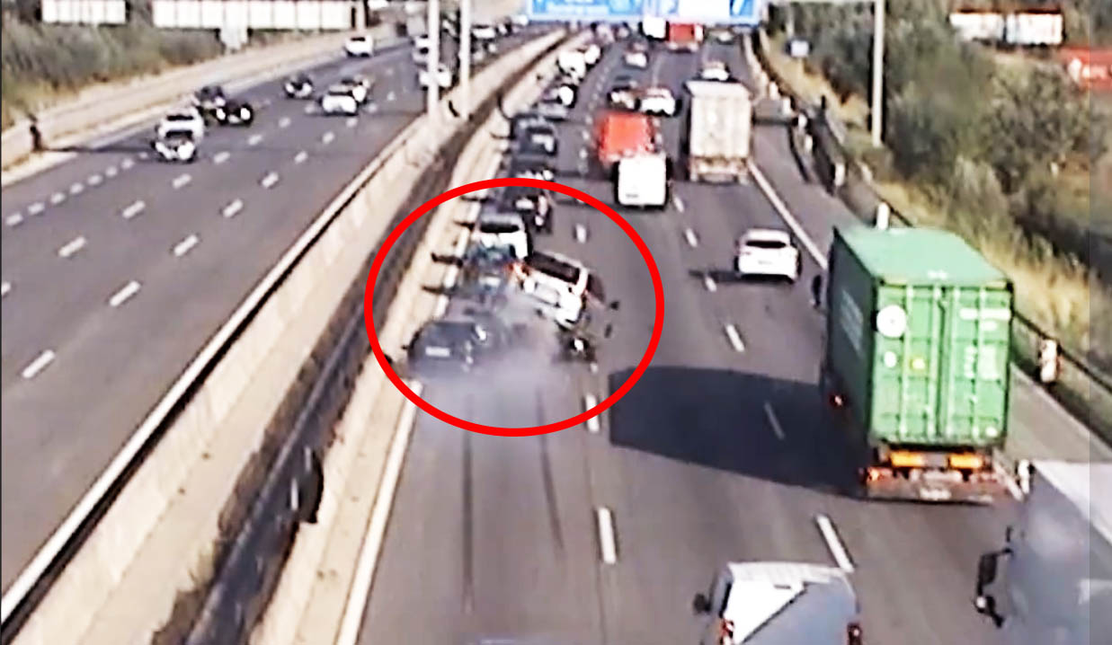 VIDEÓ: Akkora tempóval rohant bele az autóba az M0-son, hogy a vétlen autó majdnem felborult