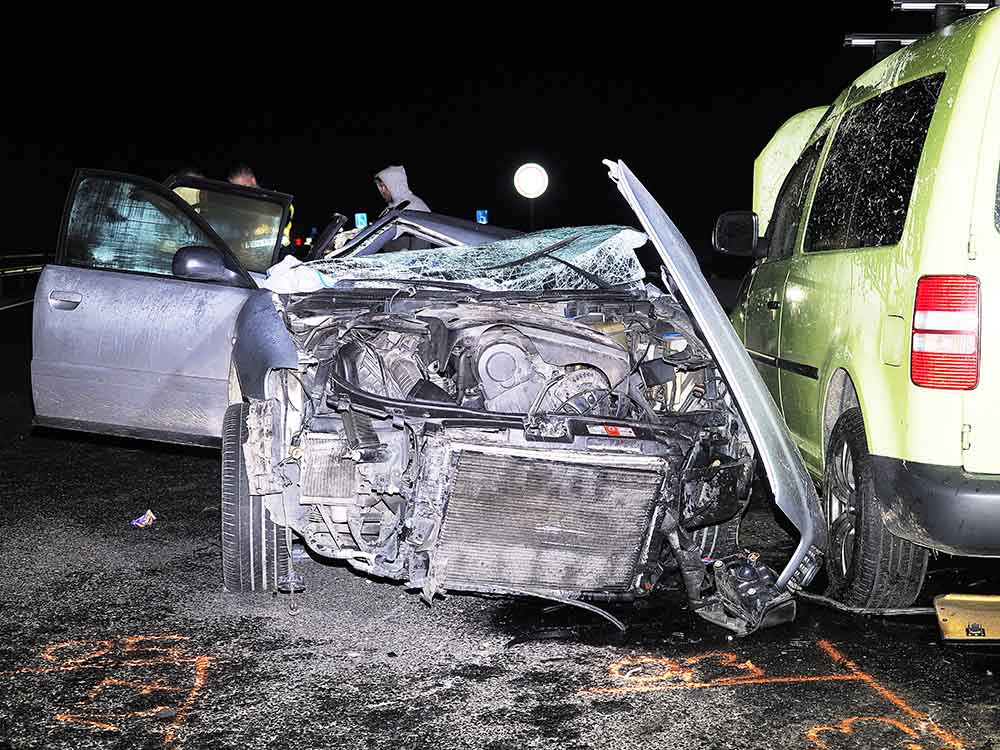 Ketten meghaltak. Három autó ütközött az M9-esen