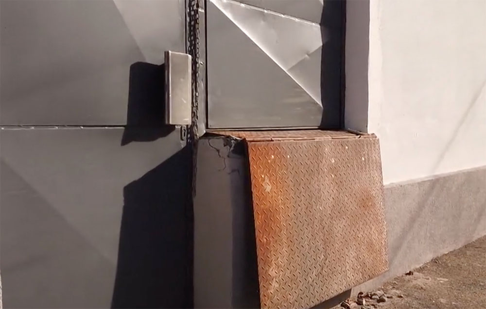 Teherautóval a falhoz nyomta a kollégáját véletlenül egy sofőr