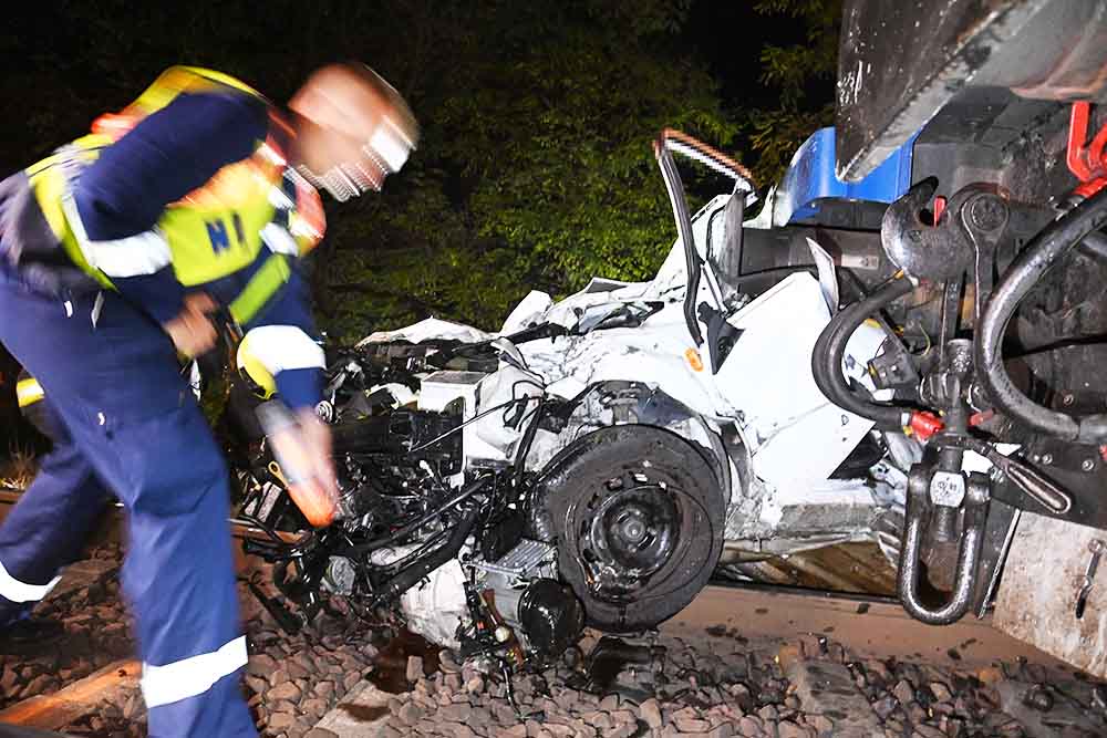 Ketten meghaltak Gödön. Vonattal ütközött egy személyautó – FOTÓK